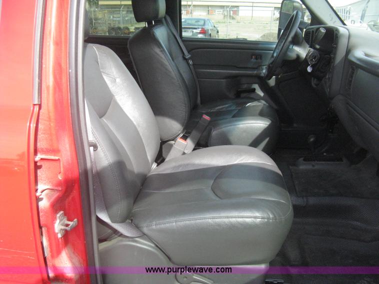 image for item G8276 2006 Chevrolet Silverado 2500HD Crew Cab pickup truck