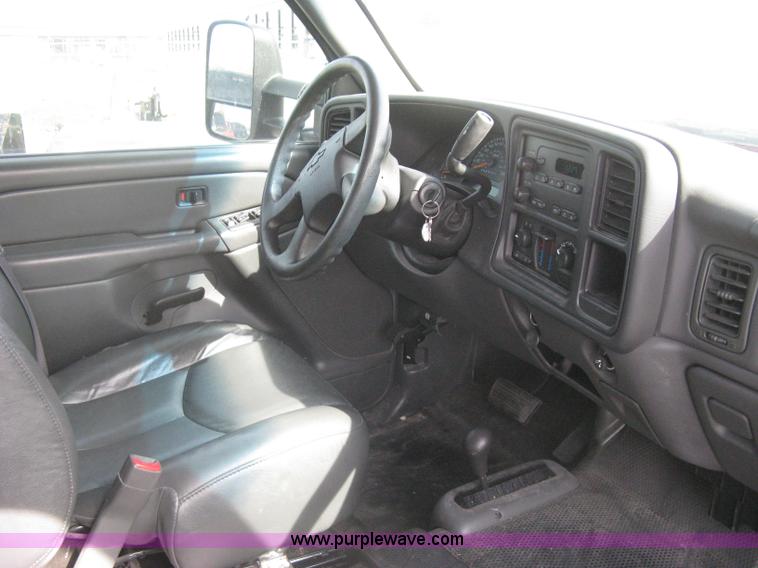 image for item G8276 2006 Chevrolet Silverado 2500HD Crew Cab pickup truck