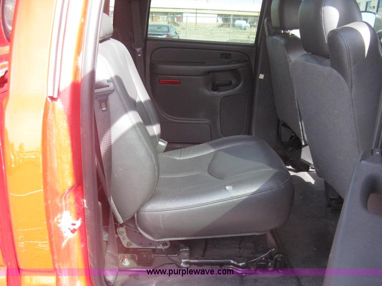 image for item G8276 2006 Chevrolet Silverado 2500HD Crew Cab pickup truck