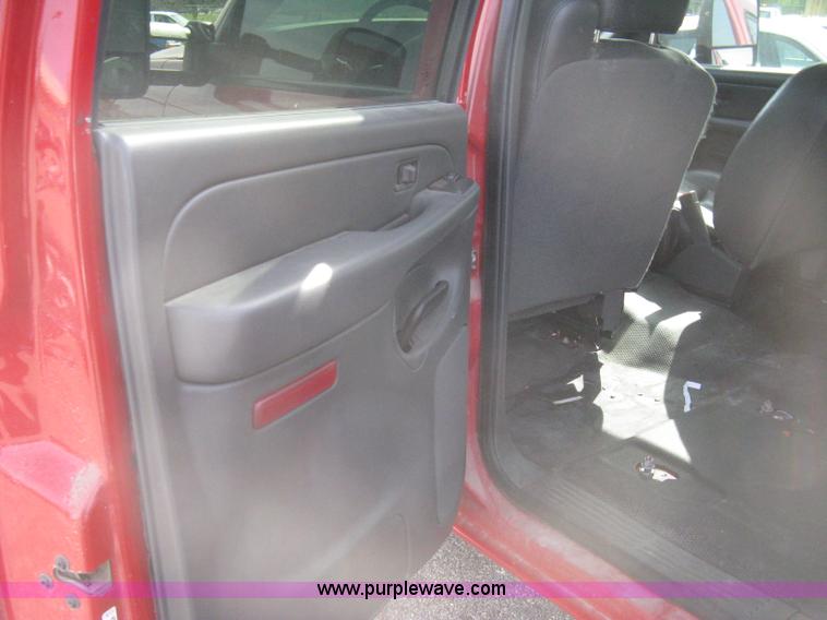 image for item G8276 2006 Chevrolet Silverado 2500HD Crew Cab pickup truck