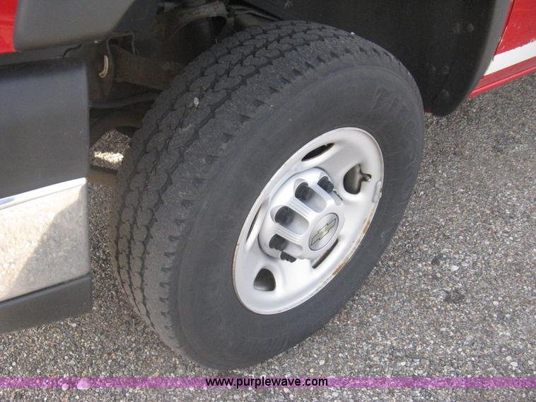 image for item G8276 2006 Chevrolet Silverado 2500HD Crew Cab pickup truck