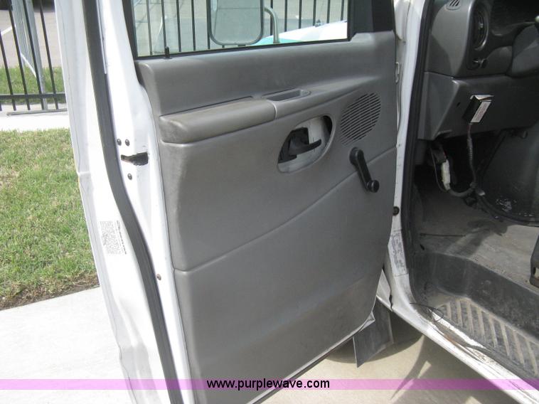 image for item H5463 2003 Ford Econoline E450 Aerotech transit vehicle