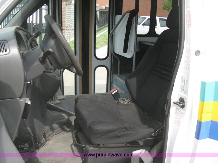 image for item H5463 2003 Ford Econoline E450 Aerotech transit vehicle