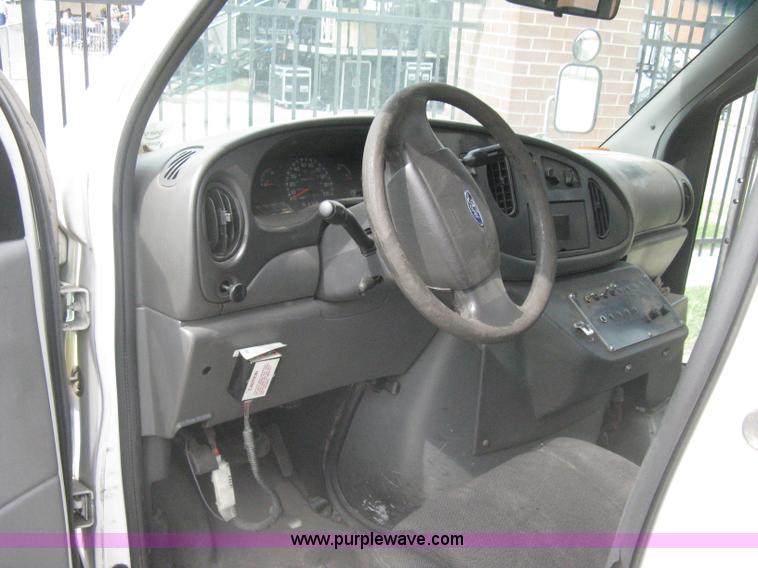 image for item H5463 2003 Ford Econoline E450 Aerotech transit vehicle