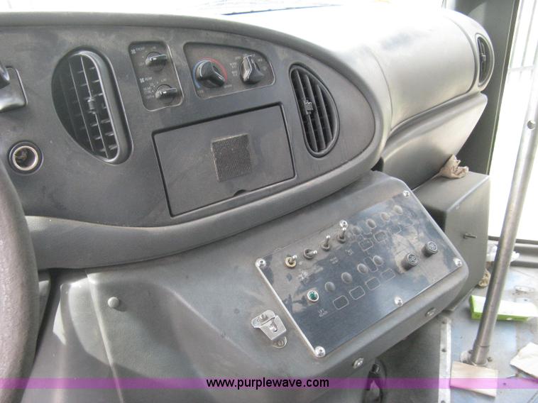 image for item H5463 2003 Ford Econoline E450 Aerotech transit vehicle