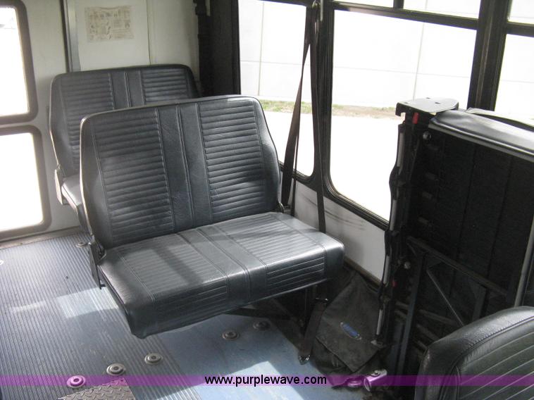 image for item H5463 2003 Ford Econoline E450 Aerotech transit vehicle