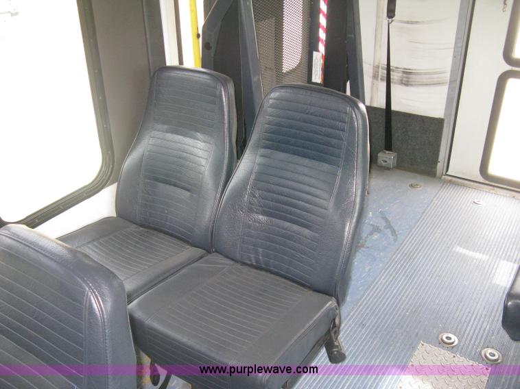 image for item H5463 2003 Ford Econoline E450 Aerotech transit vehicle