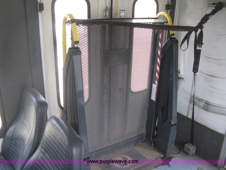 image for item H5463 2003 Ford Econoline E450 Aerotech transit vehicle