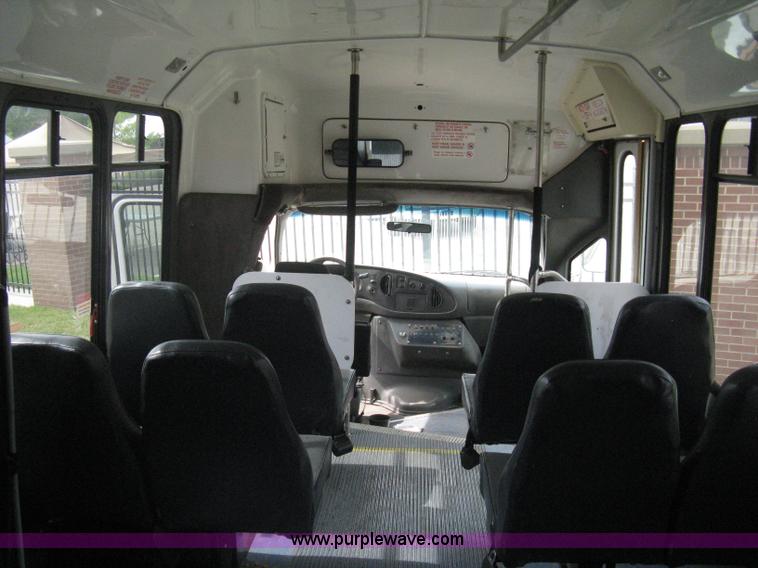 image for item H5463 2003 Ford Econoline E450 Aerotech transit vehicle