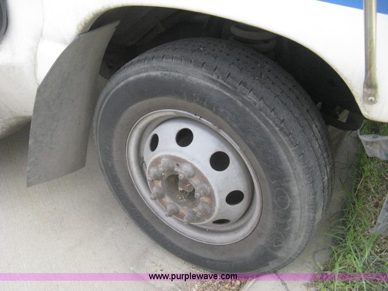 image for item H5463 2003 Ford Econoline E450 Aerotech transit vehicle