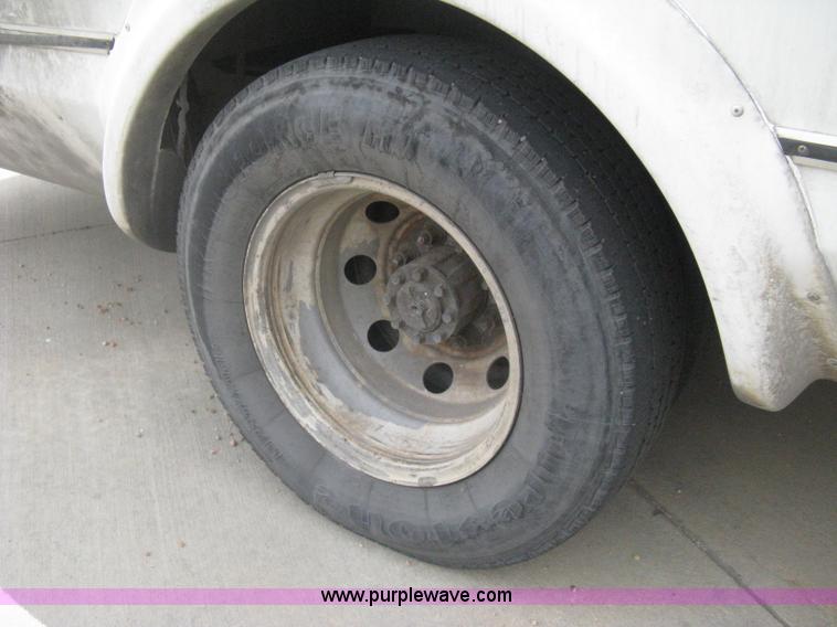 image for item H5463 2003 Ford Econoline E450 Aerotech transit vehicle