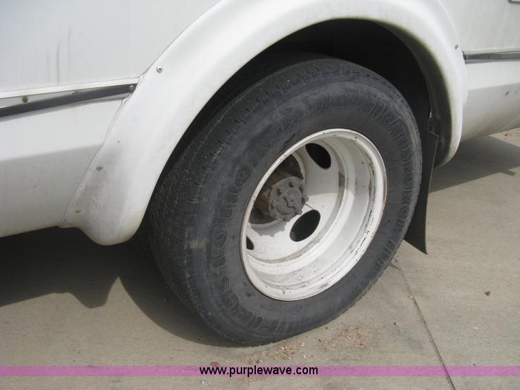 image for item H5463 2003 Ford Econoline E450 Aerotech transit vehicle