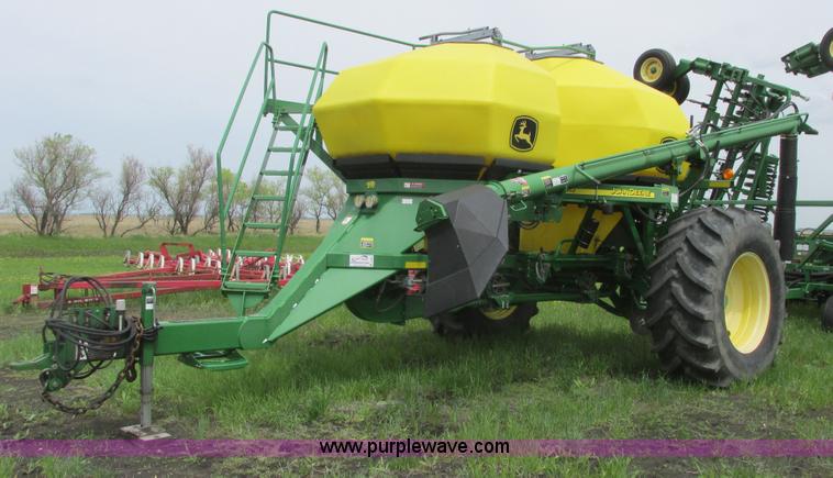 image for item A8691 2003 John Deere 1820 flex air hoe drill with 1910 air cart