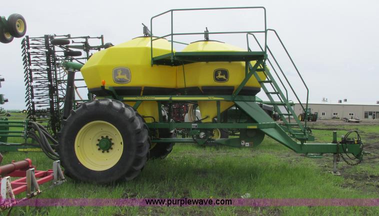 image for item A8691 2003 John Deere 1820 flex air hoe drill with 1910 air cart