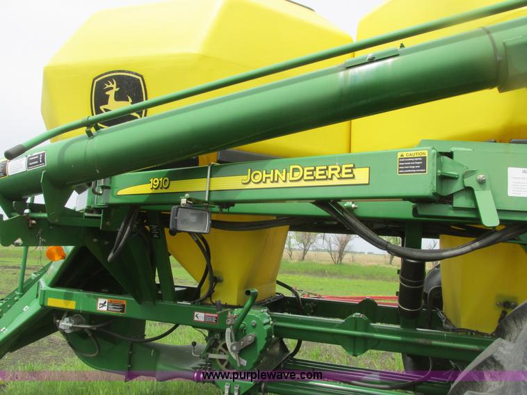 image for item A8691 2003 John Deere 1820 flex air hoe drill with 1910 air cart