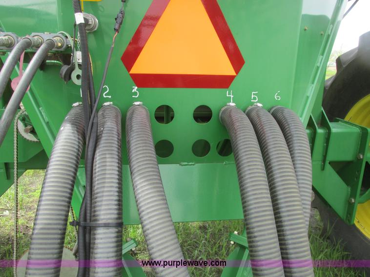 image for item A8691 2003 John Deere 1820 flex air hoe drill with 1910 air cart