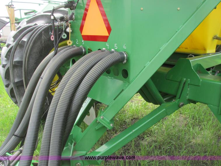 image for item A8691 2003 John Deere 1820 flex air hoe drill with 1910 air cart