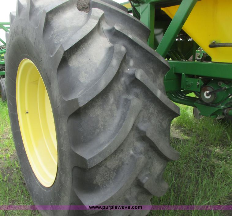 image for item A8691 2003 John Deere 1820 flex air hoe drill with 1910 air cart