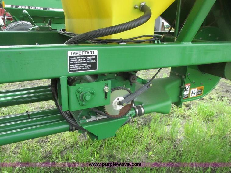 image for item A8691 2003 John Deere 1820 flex air hoe drill with 1910 air cart