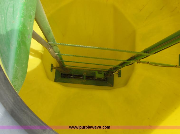 image for item A8691 2003 John Deere 1820 flex air hoe drill with 1910 air cart