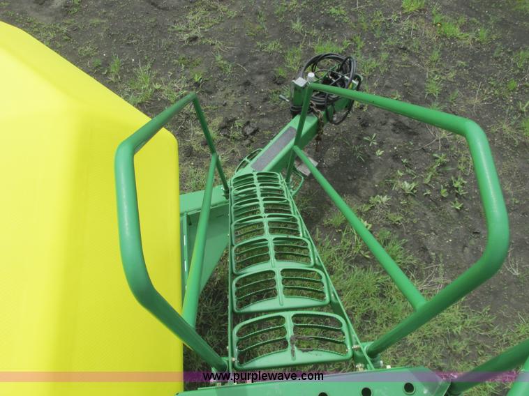 image for item A8691 2003 John Deere 1820 flex air hoe drill with 1910 air cart