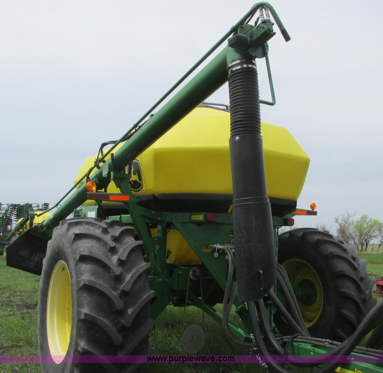 image for item A8691 2003 John Deere 1820 flex air hoe drill with 1910 air cart