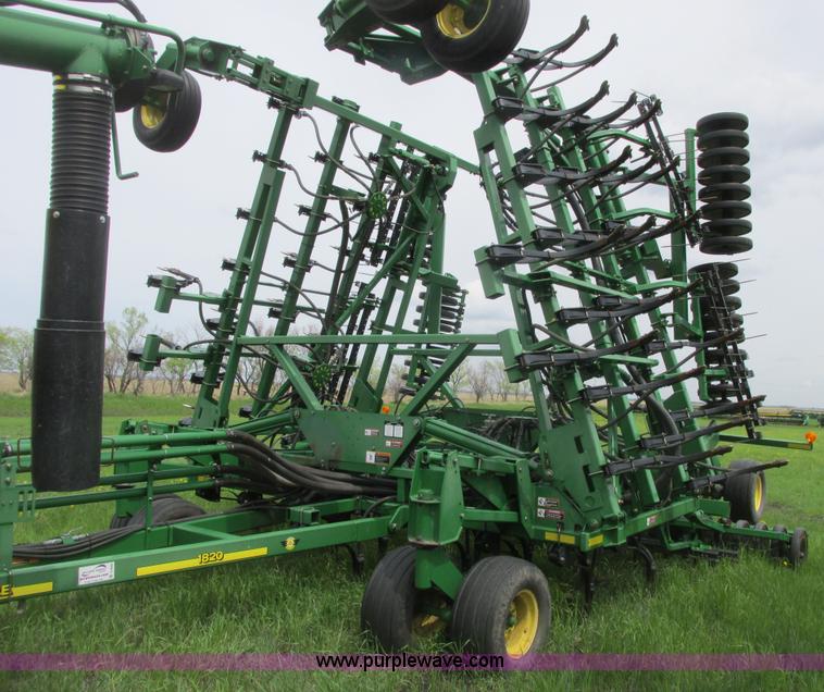 image for item A8691 2003 John Deere 1820 flex air hoe drill with 1910 air cart