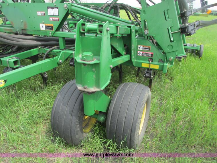 image for item A8691 2003 John Deere 1820 flex air hoe drill with 1910 air cart