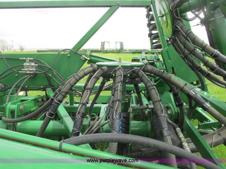 image for item A8691 2003 John Deere 1820 flex air hoe drill with 1910 air cart