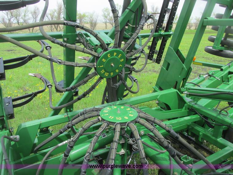 image for item A8691 2003 John Deere 1820 flex air hoe drill with 1910 air cart