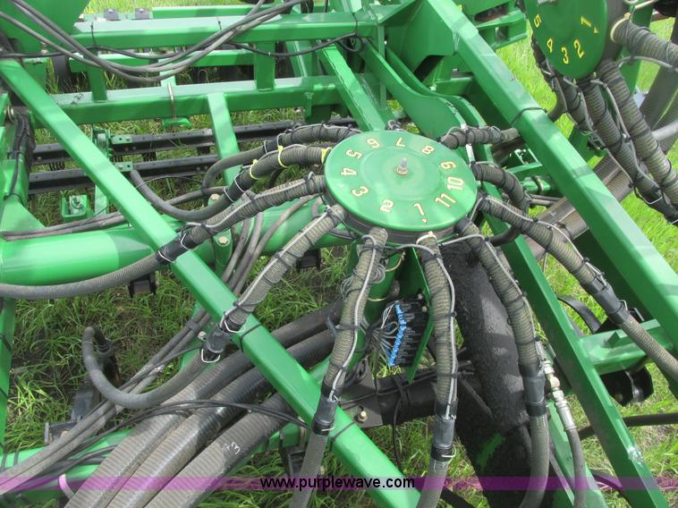 image for item A8691 2003 John Deere 1820 flex air hoe drill with 1910 air cart