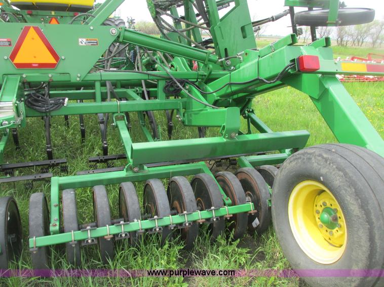 image for item A8691 2003 John Deere 1820 flex air hoe drill with 1910 air cart