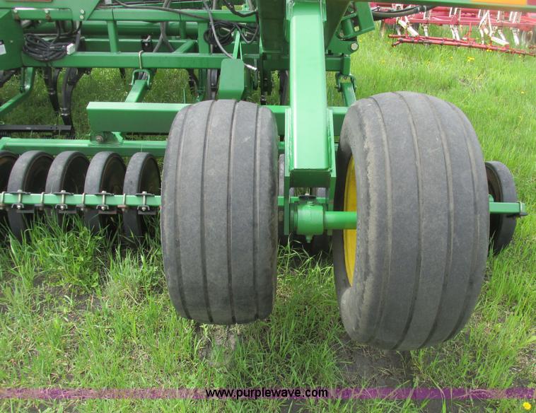 image for item A8691 2003 John Deere 1820 flex air hoe drill with 1910 air cart