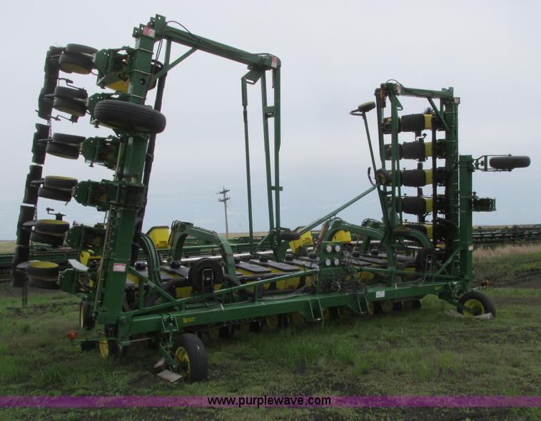 image for item A8693 2000 John Deere 7300 planter