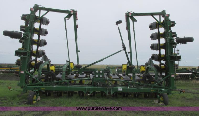 image for item A8693 2000 John Deere 7300 planter
