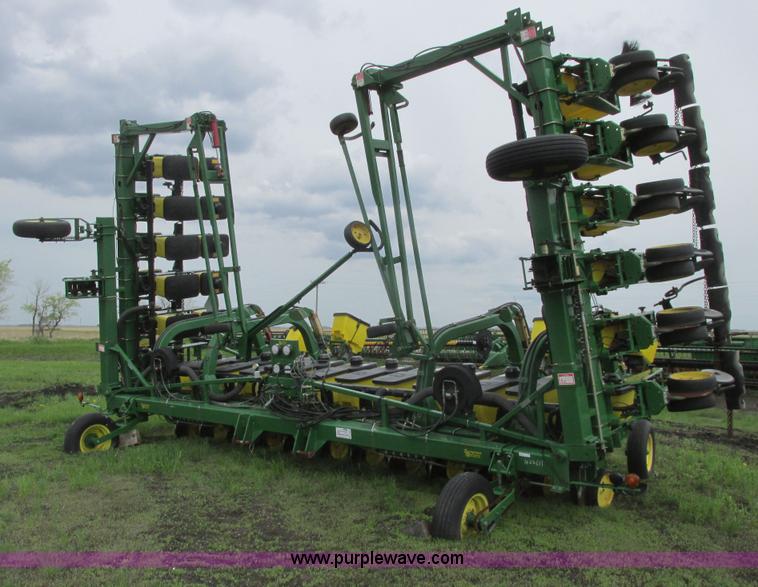 image for item A8693 2000 John Deere 7300 planter
