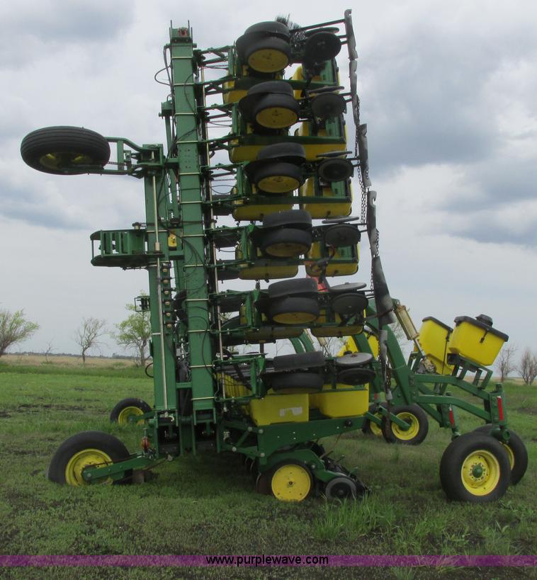 image for item A8693 2000 John Deere 7300 planter