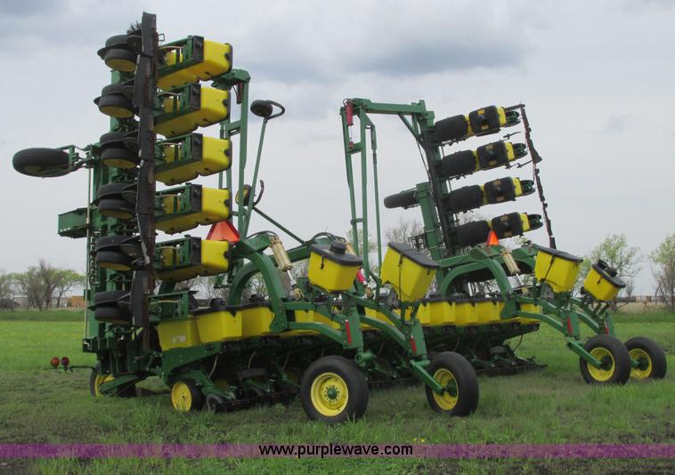image for item A8693 2000 John Deere 7300 planter