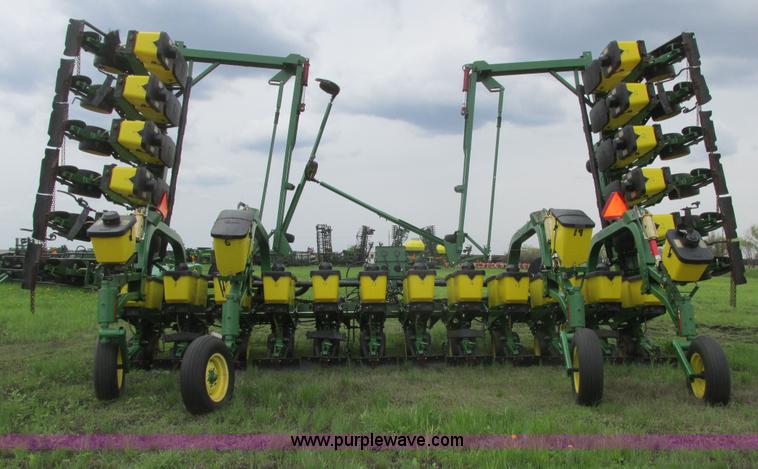 image for item A8693 2000 John Deere 7300 planter