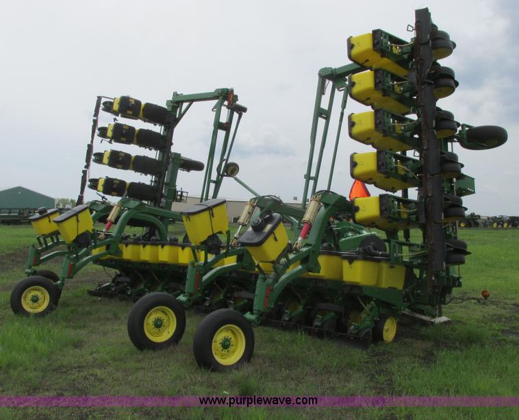 image for item A8693 2000 John Deere 7300 planter