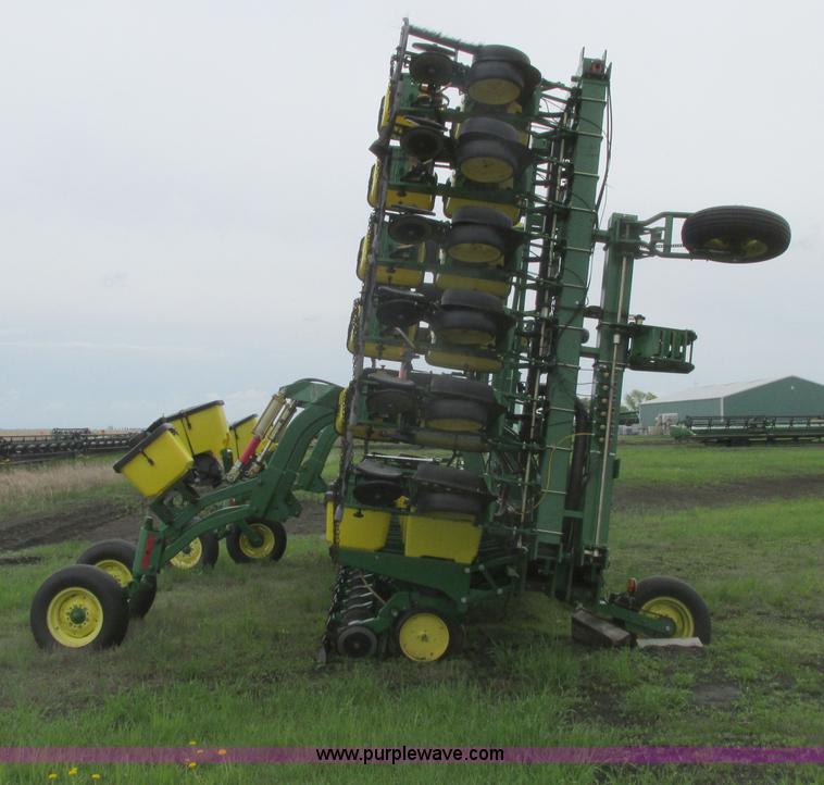image for item A8693 2000 John Deere 7300 planter