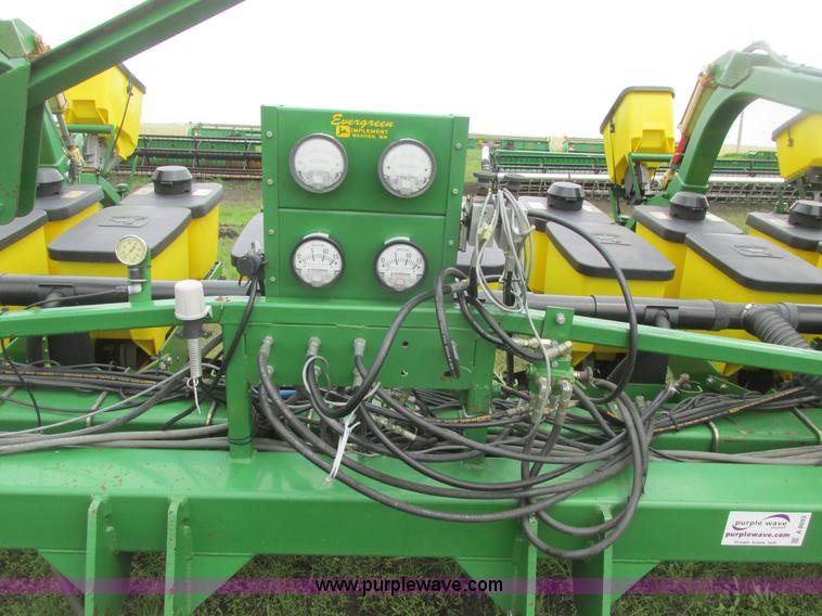 image for item A8693 2000 John Deere 7300 planter