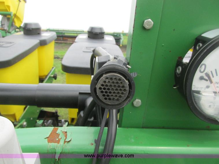 image for item A8693 2000 John Deere 7300 planter