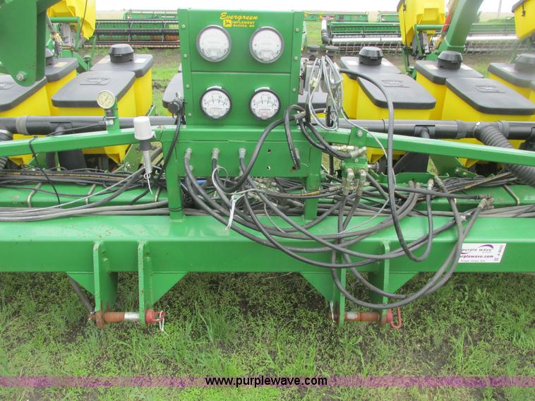 image for item A8693 2000 John Deere 7300 planter