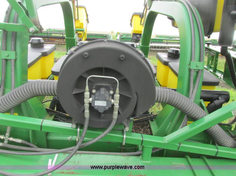 image for item A8693 2000 John Deere 7300 planter