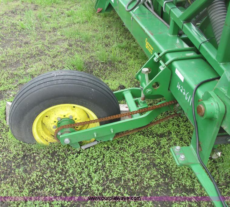 image for item A8693 2000 John Deere 7300 planter