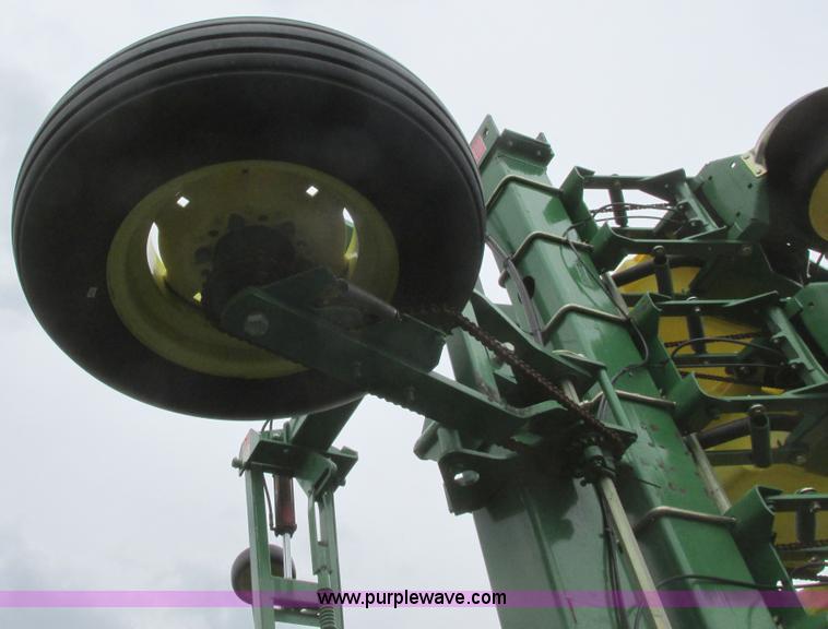 image for item A8693 2000 John Deere 7300 planter