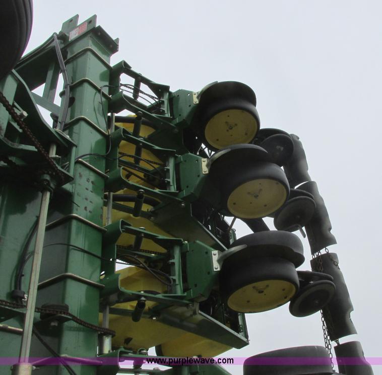 image for item A8693 2000 John Deere 7300 planter
