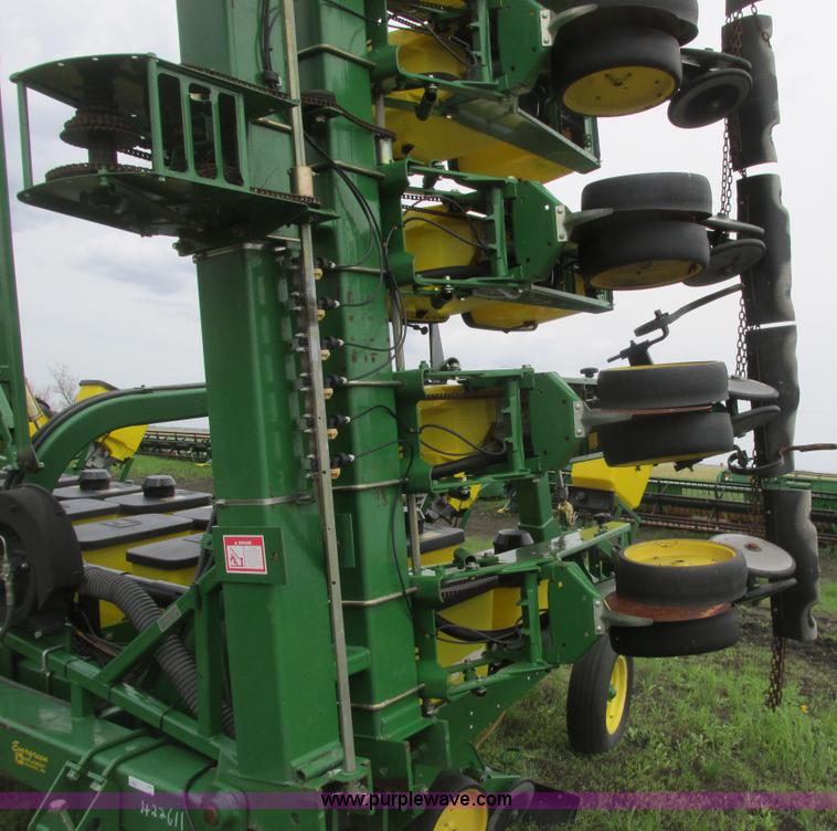 image for item A8693 2000 John Deere 7300 planter