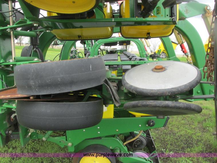 image for item A8693 2000 John Deere 7300 planter